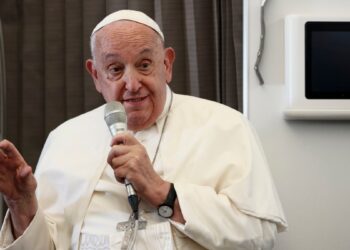 Papa Francisco reprocha a Harris y Trump sus posturas sobre aborto e inmigración