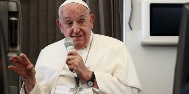 Papa Francisco reprocha a Harris y Trump sus posturas sobre aborto e inmigración