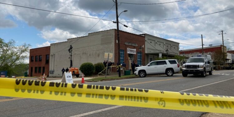 Las autoridades todavía no han establecido sospechosos en el tiroteo que dejó cuatro muertos y casi una veintena de heridos en Alabama