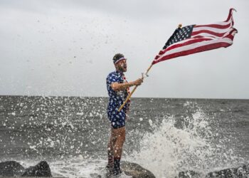 Helene se debilita a huracán categoría 1 tras tocar tierra en Florida