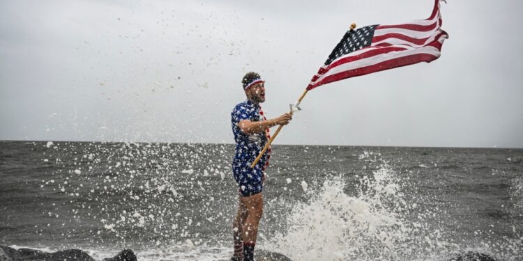 Helene se debilita a huracán categoría 1 tras tocar tierra en Florida