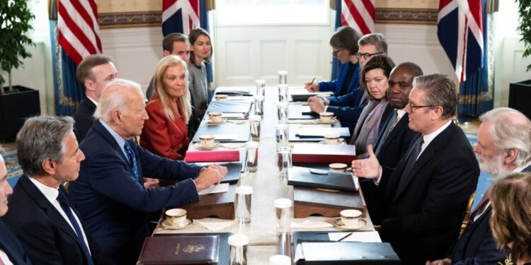 Biden se reúne con Starmer del Reino Unido para hablar de Ucrania e Israel