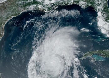 El Centro Nacional de Huracanes de EEUU alerta sobre un posible ciclón en el Atlántico tropical.
