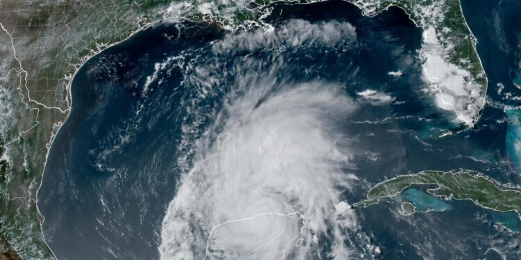El Centro Nacional de Huracanes de EEUU alerta sobre un posible ciclón en el Atlántico tropical.