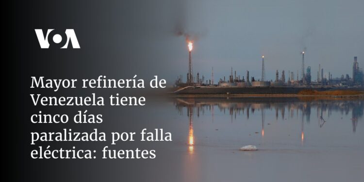 Mayor refinería de Venezuela tiene cinco días paralizada por falla eléctrica: fuentes