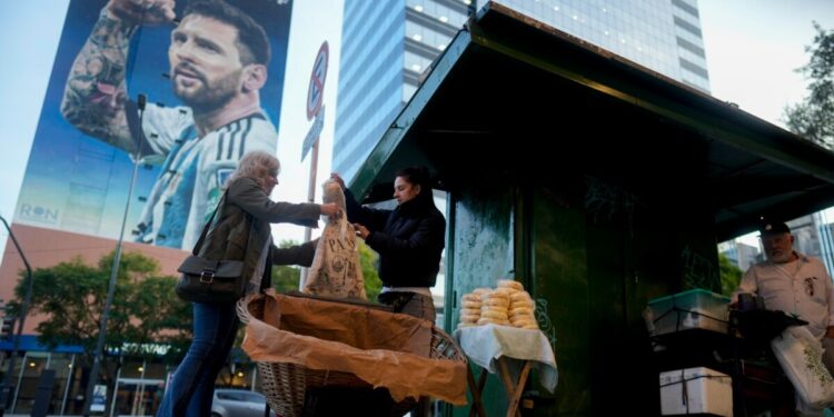 La pobreza se dispara en Argentina y afecta al 52,9 % de la población