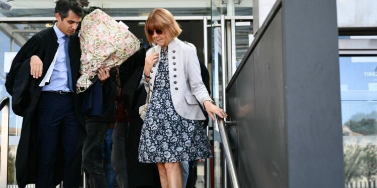 Hombre francés reconoce en juicio que drogó a su mujer para que él y decenas más pudiesen violarla