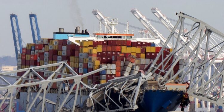 Agentes del FBI abordan barco gestionado por empresa cuyo barco carguero derribó puente en Baltimore
