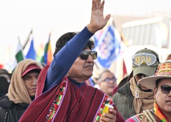Con disturbios avanzan en Bolivia las marchas de apoyo al expresidente Evo Morales