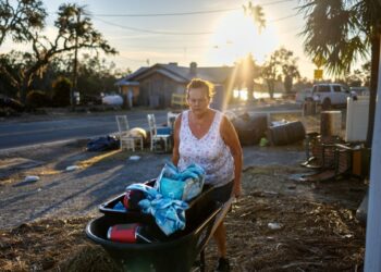 Las autoridades de Carolina del Norte prometieron llevar el lunes más agua y otros suministros a las zonas afectadas por las inundaciones