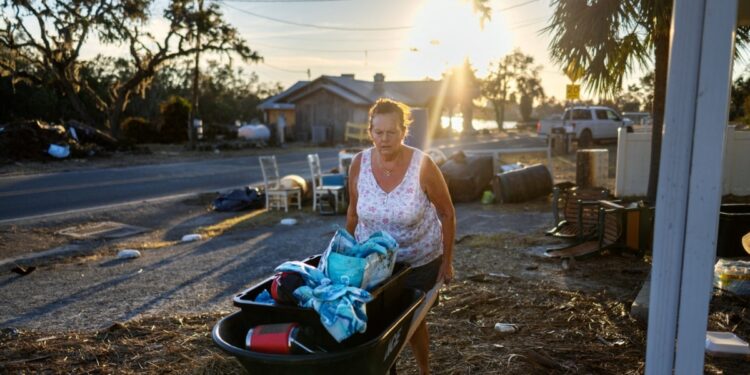 Las autoridades de Carolina del Norte prometieron llevar el lunes más agua y otros suministros a las zonas afectadas por las inundaciones