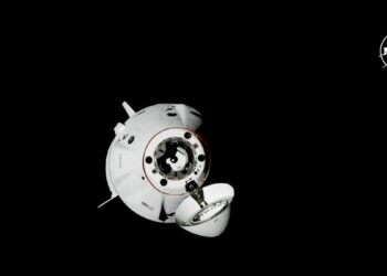 Astronautas varados dan bienvenida a cápsula de SpaceX que los devolverá a la Tierra