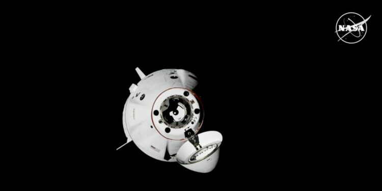 Astronautas varados dan bienvenida a cápsula de SpaceX que los devolverá a la Tierra