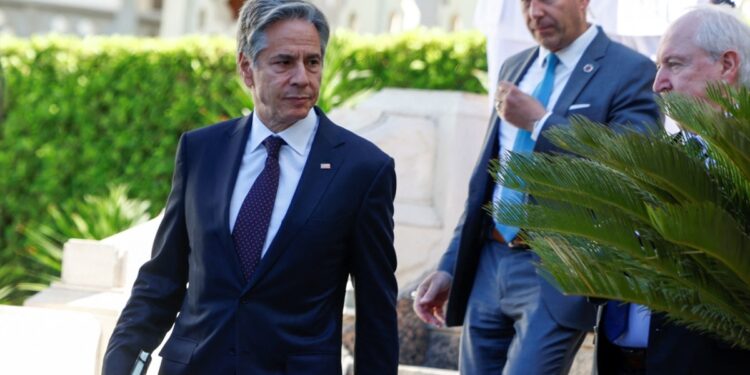 Blinken expresa frustración por explosiones de bíperes; dice que amenazan acuerdo de cese el fuego