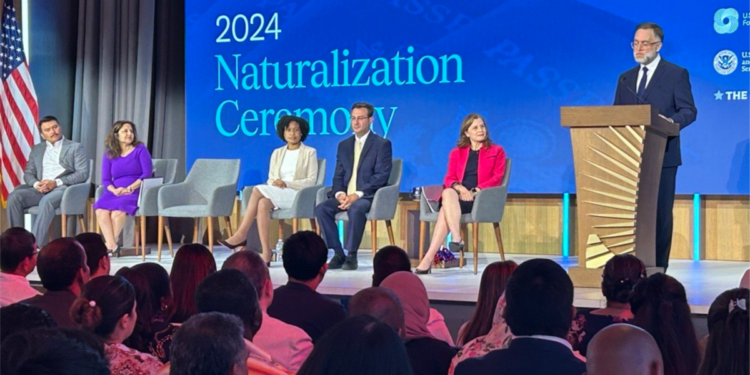 Nuevos estadounidenses celebran ceremonia especial en el Día de la Ciudadanía en EEUU