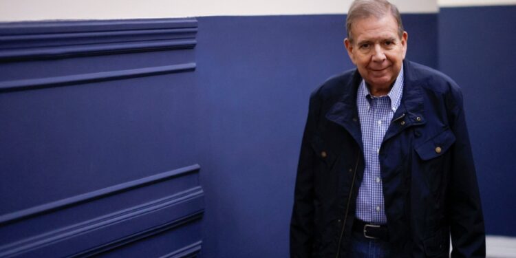 Edmundo González asegura que fue advertido de que fuerzas de seguridad estaban detrás suyo