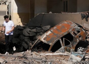 Un ataque aéreo israelí alcanzó este lunes un edificio de apartamentos en Beirut, en el primer ataque aparente dentro de la ciudad