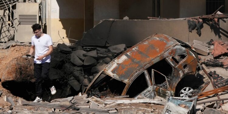 Un ataque aéreo israelí alcanzó este lunes un edificio de apartamentos en Beirut, en el primer ataque aparente dentro de la ciudad