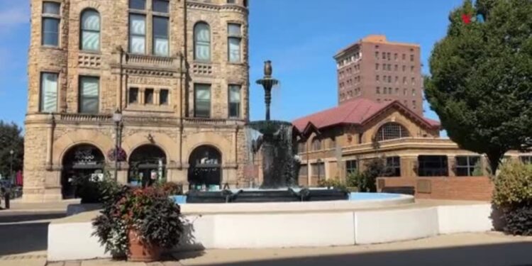 Inmigrantes en Springfield, Ohio, esperan que pase la tormenta
política