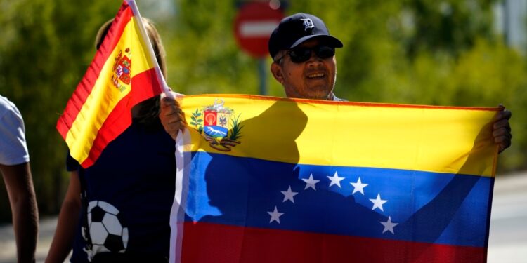 Parlamento de Venezuela quiere instar a Maduro a romper relaciones con España