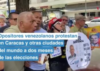 Opositores venezolanos protestan en Caracas a dos meses de las elecciones