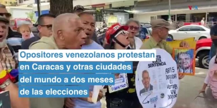 Opositores venezolanos protestan en Caracas a dos meses de las elecciones