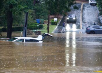 Vías inundadas y apagones dificultan rescates en EE UU tras devastador huracán Helene