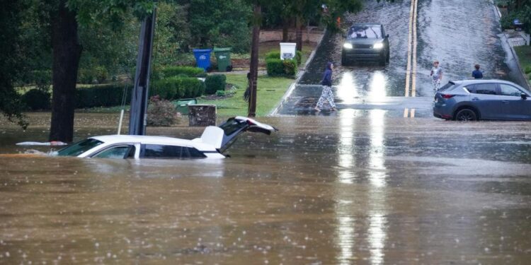 Vías inundadas y apagones dificultan rescates en EE UU tras devastador huracán Helene