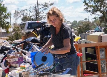 Envían suministros a poblaciones aisladas por Helene mientras la cifra de muertos se acerca a 100