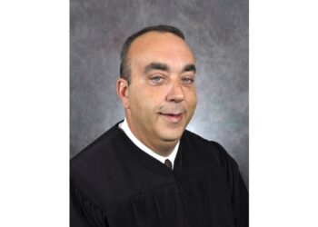 Acusan a jefe policial de condado rural de Kentucky de asesinar a juez en un tribunal