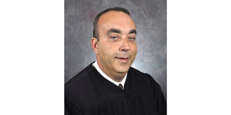 Acusan a jefe policial de condado rural de Kentucky de asesinar a juez en un tribunal