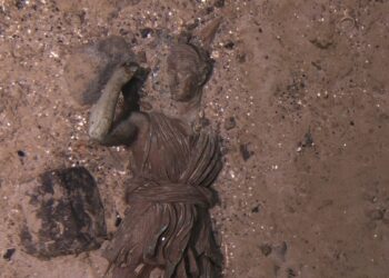 Expedición al Titanic halla estatua de bronce y otros descubrimientos