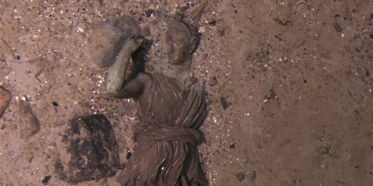 Expedición al Titanic halla estatua de bronce y otros descubrimientos