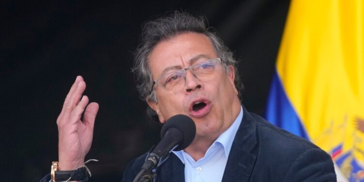 Petro agita a sus bases para defender su gestión y rechazar supuesto plan para derrocarlo