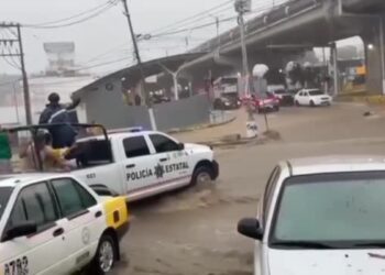 Huracán John deja estragos en costas mexicanas