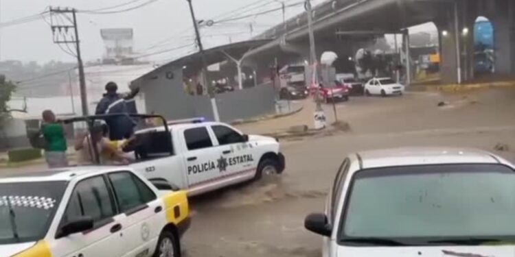 Huracán John deja estragos en costas mexicanas