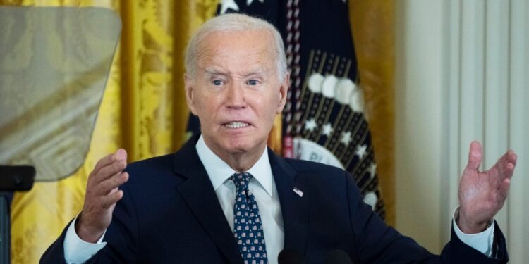 Biden se dispone a alabar economía de EEUU tras rebaja de tasas de la Fed, pero sin cantar victoria