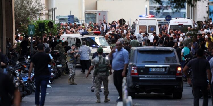 Más de 1.000 personas, incluidos miembros de Hezbolá, resultaron heridas en Líbano cuando explotaron buscapersonas