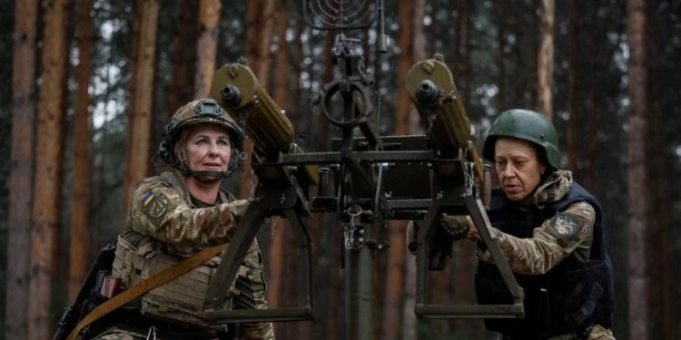 En Fotos | Las ‘Brujas de Bucha’: la unidad antidrones femenina que defiende los cielos de Ucrania