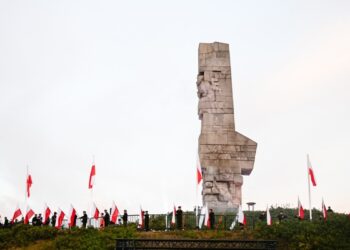 Polonia sepulta en funeral de Estado a 700 víctimas de Segunda Guerra Mundial