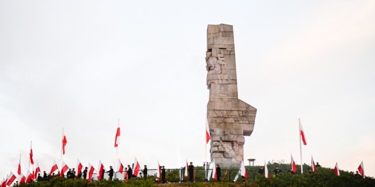 Polonia sepulta en funeral de Estado a 700 víctimas de Segunda Guerra Mundial