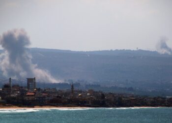 Ejército israelí reporta lanzamiento de 100 cohetes desde Líbano en 2do día de intensas hostilidades
