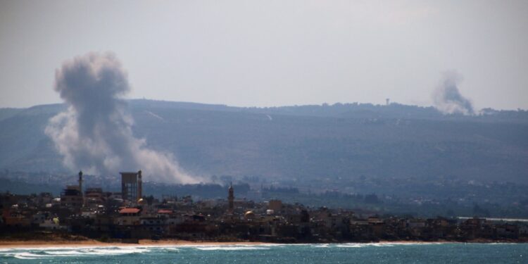 Ejército israelí reporta lanzamiento de 100 cohetes desde Líbano en 2do día de intensas hostilidades