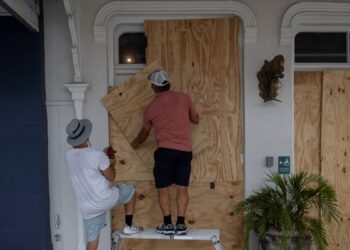 Habitantes de la Florida se preparan para la llegada del ciclón Helene