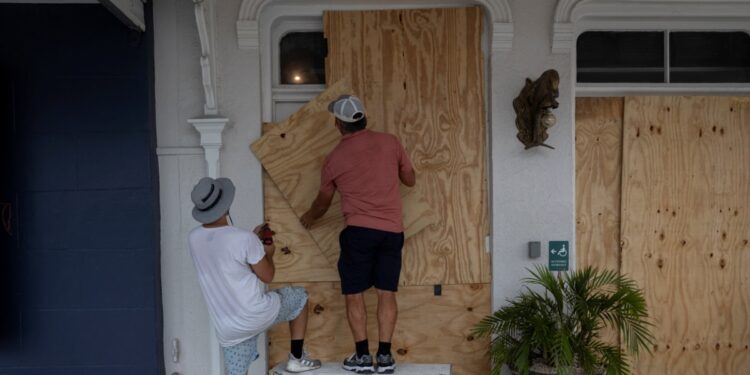 Habitantes de la Florida se preparan para la llegada del ciclón Helene