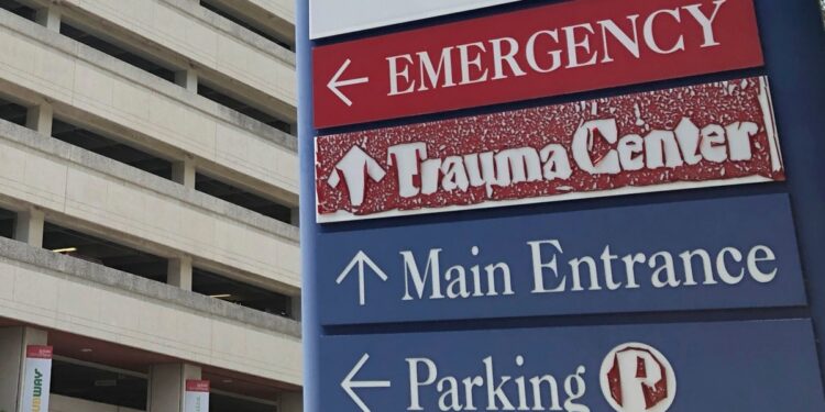 Hospitales de la Florida preguntan a inmigrantes su estatus legal. Texas lo hará también