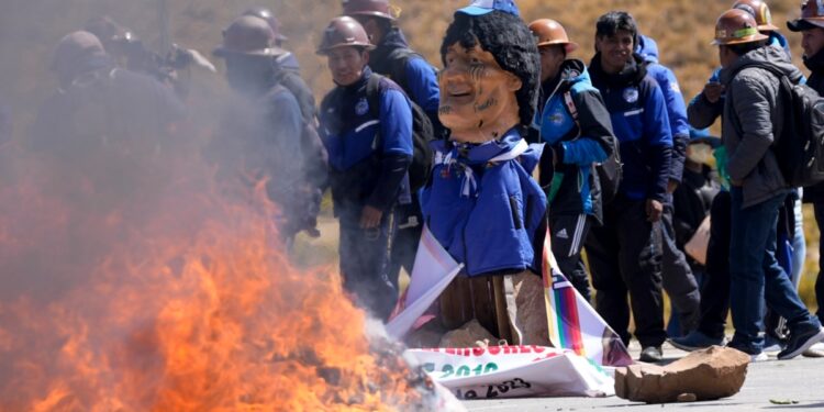 Arce invita a Morales a negociar en un intento por frenar la marcha que caldea el clima en Bolivia