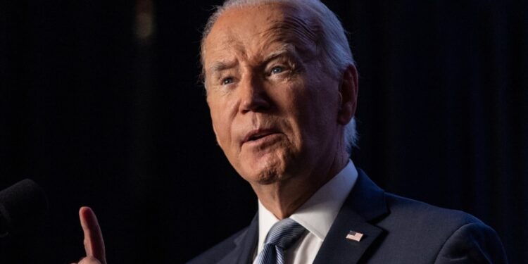 Biden espera que la Fed siga bajando las tasas de interés