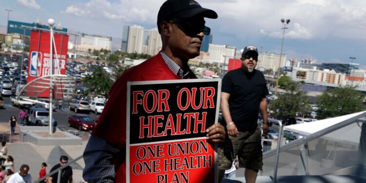 Unos 10.000 trabajadores hoteleros hacen huelga en ciudades de EEUU por disputas contractuales