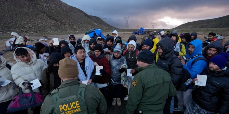 La Casa Blanca informa de caída en encuentros fronterizos y atribuye el mérito a medidas ejecutivas